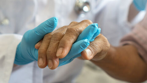 Pflegekraft hält Hand