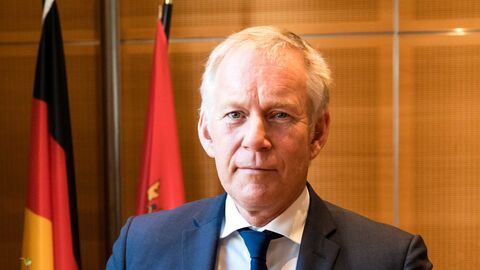 Der Moderator und Journalist Johannes B. Kerner bekam vom Hessischen Ministerpräsidenten Volker Bouffier das Verdienstkreuz 1. Klasse des Verdienstordens der Bundesrepublik Deutschland ausgehändigt. Zudem wurde Professorin Marlies Mosiek-Müller der Hessische Verdienstorden von Volker Bouffier verliehen.