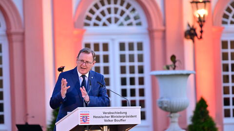 Nach rund zwölf Jahren legt der dienstälteste Regierungschef, Ministerpräsident Volker Bouffier, morgen im Hessischen Landtag sein Amt nieder. Heute Abend wurde er mit einer feierlichen Serenade im Wiesbadener Schloss Biebrich verabschiedet. Unter den Gästen waren viele politische Weggefährten und Freunde des Ministerpräsidenten sowie Vertreter der Kirchen, der Medien, aus der Wirtschaft, dem Sport und der Gesellschaft.