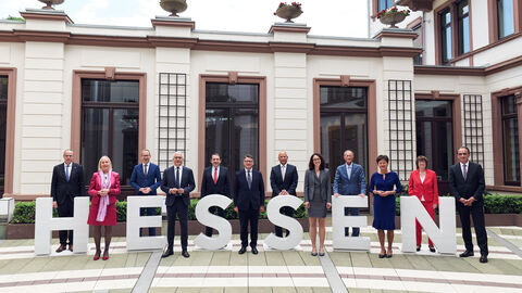 Von l nach r: Innenminister, Peter Beuth, Ministerin für Digitale Strategie und Entwicklung, Kristina Sinemus, Sozialminister Kai Klose, Stellvertretender Ministerpräsident und Wirtschaftsminister Tarek Al-Wazir, Kultusminister Alexander Lorz, Ministerpräsident Boris Rhein, Justizminister Roman Posek,Wissenschaftsministerin Angela Dorn, der Chef der Hessischen Staatskanzlei, Staatsminister Axel Wintermeyer, Europaministerin Lucia Puttrich, Umweltministerin Priska Hinzu und Finanzminister Michael Boddenberg.