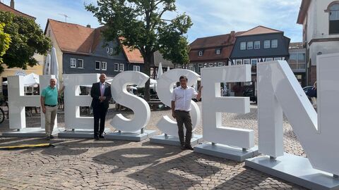 Roman Poseck besucht die HESSEN-Buchstaben