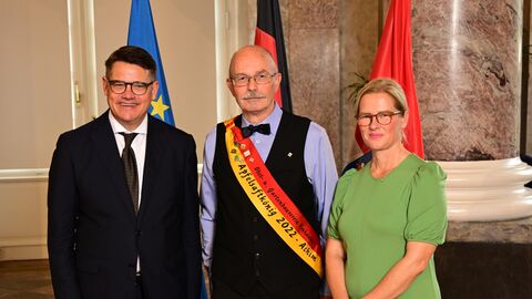 Ministerpräsident Boris Rhein mit seiner Frau Tanja Raab-Rhein und der Apfelsaftkönig des Obst- und Gartenbauvereins Vornhausen; Achim Traumüller. 