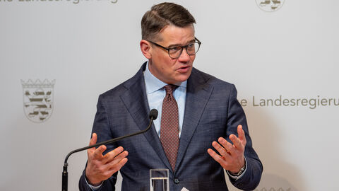 Ministerpräsident Boris Rhein bei einer Pressekonferenz