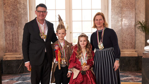 Ministerpräsident Boris Rhein und seine Frau Tanja Raab-Rhein empfangen im Schloss Biebrich in Wiesbaden hessische Fastnachtsvereine