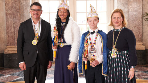 Ministerpräsident Boris Rhein und seine Frau Tanja Raab-Rhein empfangen im Schloss Biebrich in Wiesbaden hessische Fastnachtsvereine