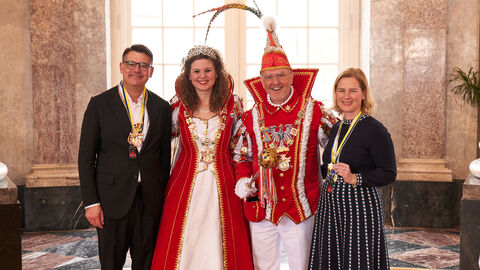 Ministerpräsident Boris Rhein und seine Frau Tanja Raab-Rhein empfangen im Schloss Biebrich in Wiesbaden hessische Fastnachtsvereine