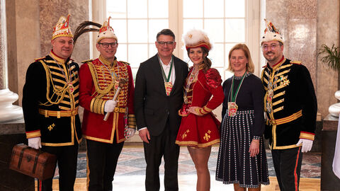 Ministerpräsident Boris Rhein und seine Frau Tanja Raab-Rhein empfangen im Schloss Biebrich in Wiesbaden hessische Fastnachtsvereine