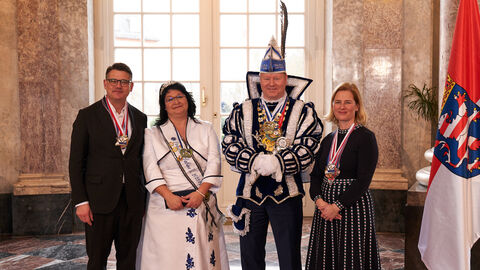 Ministerpräsident Boris Rhein und seine Frau Tanja Raab-Rhein empfangen im Schloss Biebrich in Wiesbaden hessische Fastnachtsvereine