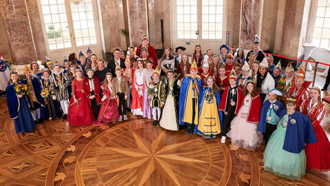Gruppenbild Kinder: Ministerpräsident Boris Rhein und seine Frau Tanja Raab-Rhein empfangen im Schloss Biebrich in Wiesbaden hessische Fastnachtsvereine