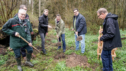 Ministerpräsident Boris Rhein hat bei seinem Besuch des Tiergartens Weilburg einen Baum am Ende der historischen „Tausend-Linden-Allee“, die den Wildpark mit der Stadt Weilburg verbindet, gepflanzt.