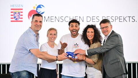 (v.l.n.r.): Christoph Grüne, Julia Boike und Younes Zarou haben mit Moderatorin Evren Gezer und Ministerpräsident Boris Rhein über Respekt im Alltag diskutiert.