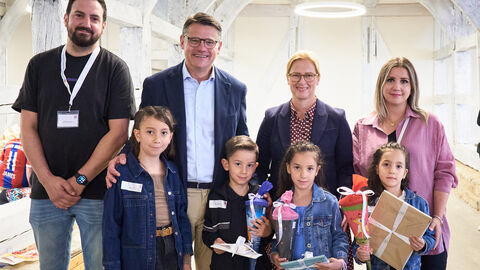 Ministerpräsident Boris Rhein und seine Frau Tanja Raab-Rhein mit Mehrlingen im Hessenpark in Neu-Anspach.