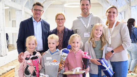 Ministerpräsident Boris Rhein und seine Frau Tanja Raab-Rhein mit Mehrlingen im Hessenpark in Neu-Anspach.