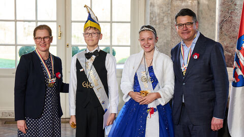 Ministerpräsident Boris Rhein und seine Frau Tanja Raab-Rhein empfangen im Schloss Biebrich in Wiesbaden Kinderprinzessin Mia I. und Kinderprinz Maximilian I. vom Geisenheimer Karneval Club; Mia und Maximilian Schüßler 