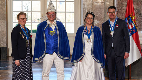 Ministerpräsident Boris Rhein und seine Frau Tanja Raab-Rhein empfangen im Schloss Biebrich in Wiesbaden Prinz Gunther I. und Prinzessin Tine I. vom Narrenclub Wirbelau; Gunther und Christine Heil