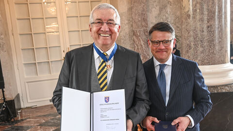 Ministerpräsident Boris Rhein überreichte Werner Reinke den Hessischen Verdienstorden.