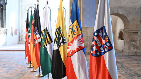 Bunte Fahnen in einem Raum