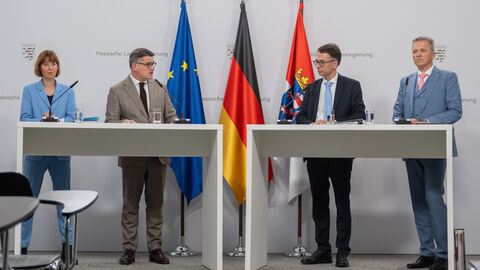 Ministerpräsident Boris Rhein (2.v.l.) stellt das Frauensicherheitspaket der Landesregierung gemeinsam mit Justizminister Christian Heinz (2.v.r.), Frauenministerin Heike Hofmann (links) und Innenstaatssekretär Martin Rößler (rechts) vor.