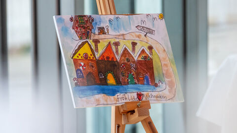 Gemaltes Kinderbild mit winterlichen Lebkuchenhäusern