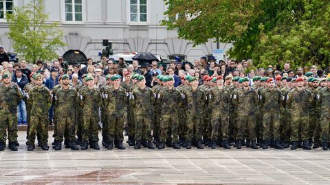 Soldaten in Uniform stehen aufgereiht auf einem Platz.