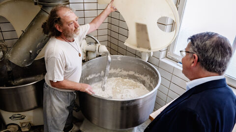 Ministerpräsident Boris Rhein während seines Besuchs der Bäckerei Stoll