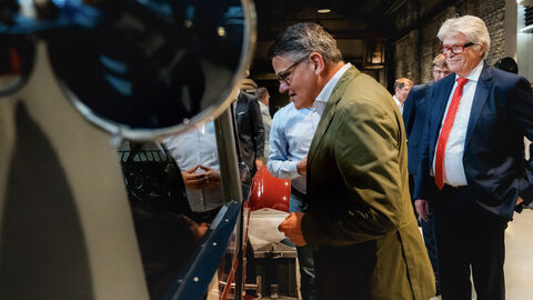 Ministerpräsident Boris Rhein während der Führung durch das Nationale Automuseum von Friedhelm Loh