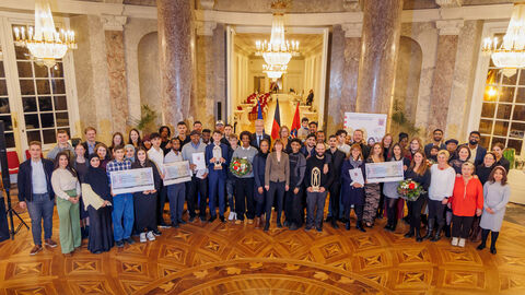 Blick in einen Saal: Die Preisträgerinnen und Preisträger des 22. Hessischen Integrations- und Teilhabepreises mit Sozialministerin Hofmann.