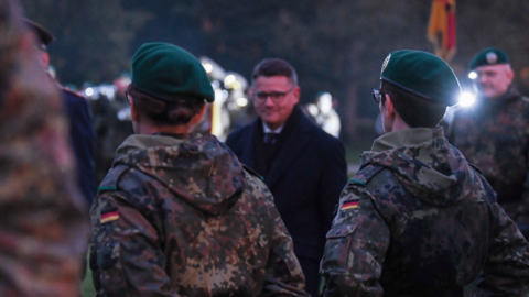 Ministerpräsident Rhein mit Bundeswehrsoldaten am Abend