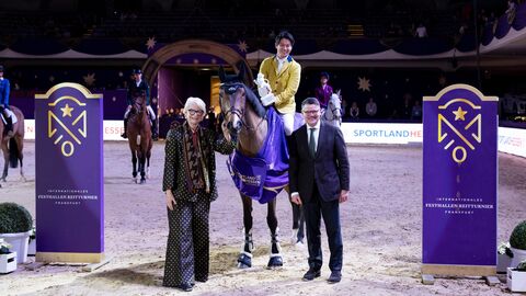 Ministerpräsident Boris Rhein mit Ann Kathrin Linsenhoff und dem erfolgreichsten Springreiter des Turniers, Eiken Sato aus Japan.