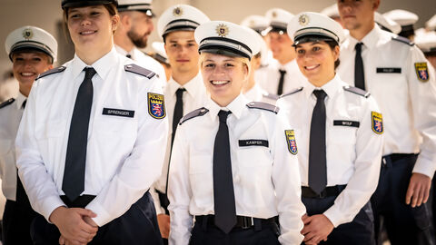 Gelöste Stimmung bei den Polizeikommissaranwärterinnen und -anwärter.