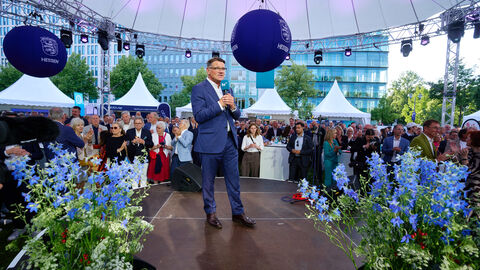 Ministerpräsident hält Rede.