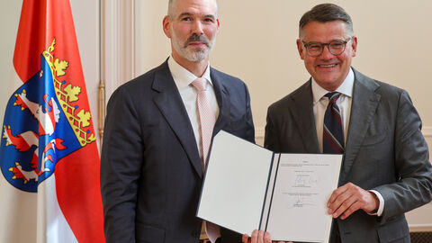 Ministerpräsident Boris Rhein mit dem Vorsitzenden des Landesverbandes Jüdischer Gemeinden in Hessen, Daniel Neumann, nach der Unterzeichnung des Staatsvertrags in der Hessischen Staatskanzlei.