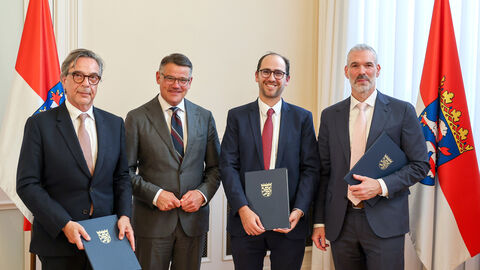 Ministerpräsident Boris Rhein mit dem Vorsitzenden des Landesverbandes Jüdischer Gemeinden in Hessen, Daniel Neumann, sowie den Vorsitzenden der Jüdischen Gemeinde Frankfurt am Main, Benjamin Graumann und Marc Grünbaum, nach der Unterzeichnung des Vertrags über die Sicherheitsleistungen in der Hessischen Staatskanzlei.
