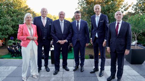 Mehrere Personen stehen nebeneinander