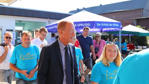 Staatsminister Wintermeyer beim Besuch des Dorfbads in Lingelbach