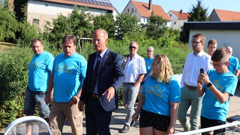 Staatsminister Wintermeyer beim Besuch des Dorfbads in Lingelbach