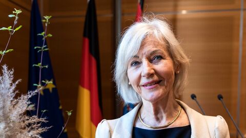 Die Professorin Marlies Mosiek-Müller bekam vom Hessischen Ministerpräsidenten Volker Bouffier den Hessischen Verdienstorden verliehen.