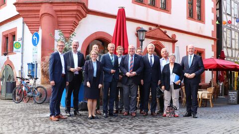 Öffentliche Sitzung des Kabinettsausschusses Demografie in Alsfeld unter Vorsitz des Demografiebeauftragten, Staatsminister Axel Wintermeyer. Hier: bei einem Stadtrundgang mit Bürgermeister Paule zur Altstadtsanierung und Steigerung der Attraktivität des Zentrums