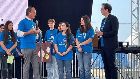Zu sehen sind auf der Hessentagsbühne Finanzminister Michael Boddenberg und Moderator Bastian Korff mit Schülerinnen und Schülern der Friedrich-Ebert-Schule. 
