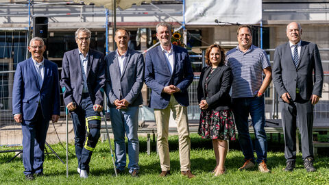 Staatssekretärin Ayse Asar mit Vertretern von Stadt, Land und Hochschule beim Richtfest