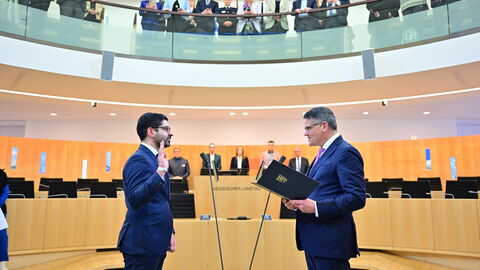 Ministerpräsident Boris Rhein vereidigt den stellvertretenden Regierungschef, Wirtschaftsminister Kaweh Mansoori