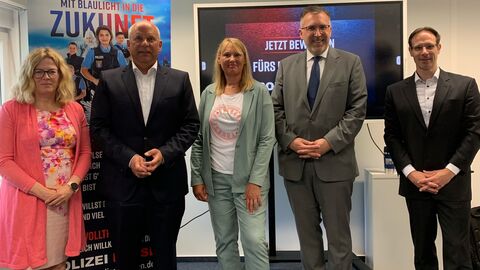 Alexandra Schäfers-Vogel (Kanzlerin der HöMS), Innenminister Roman Poseck, Elke Bruns (kommissarische Vizepräsidentin für polizeiliche Aufgaben), Dr. Walter Seubert (Präsident der HöMS) und Herr Prof. Dr. Göbel (Vizepräsident für Forschung und Transfer) blicken in Kamera