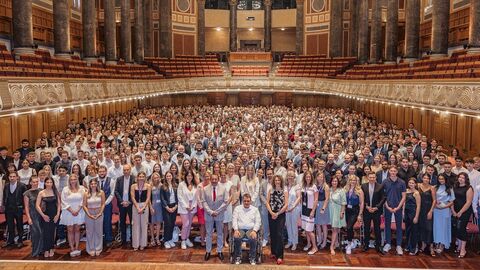 Rund 800 neue Anwärterinnen und Anwärter für die Hessische Steuerverwaltung wurden im Wiesbadener Kurhaus feierlich durch Finanzminister Professor Dr. Lorz vereidigt.