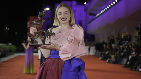 Schauspielerin Luna Wedler auf dem roten Teppich in Venedig.